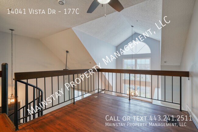 Building Photo - Beautiful 1 Bedroom Condo W/ Bonus Loft Sp...