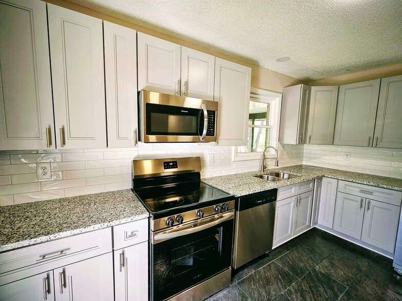 Building Photo - 2707 Little River Dr