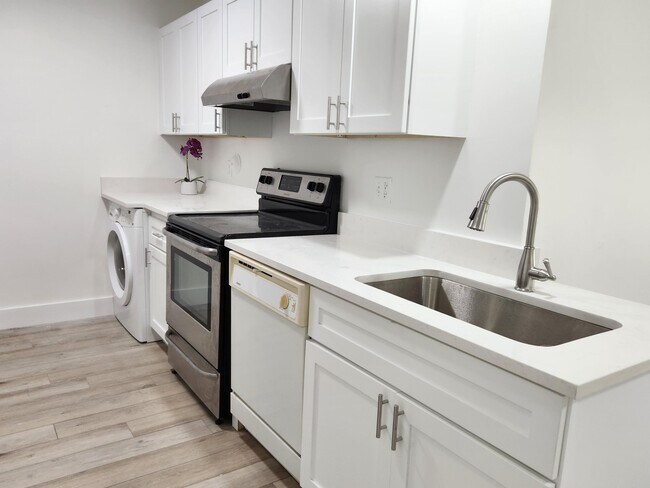 Building Photo - 2060 Greenview Shores Blvd