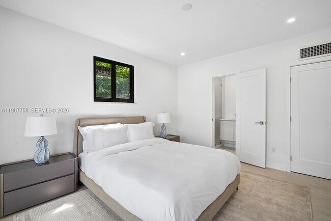 Building Photo - 5661 Pine Tree Dr