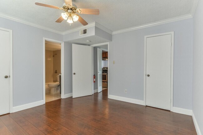 Building Photo - 6402 Del Monte Dr