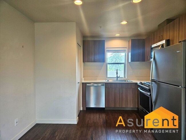 Building Photo - New Townhome close to downtown!