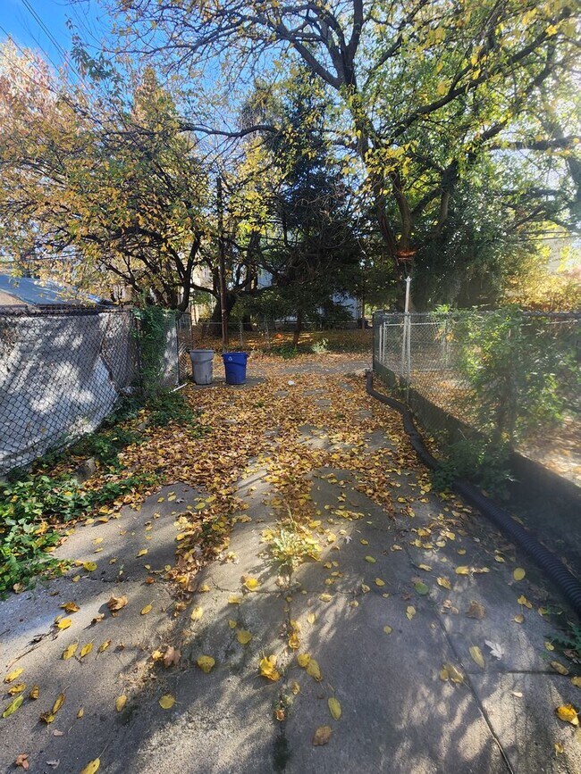 Building Photo - East Oak Lane House for rent with front porch and rear yard