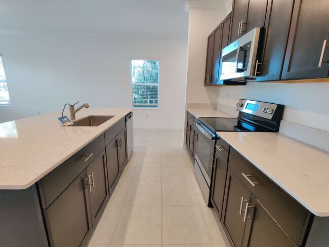 Building Photo - Spacious End-Unit Townhouse in FishHawk Ranch | Top-Rated Schools