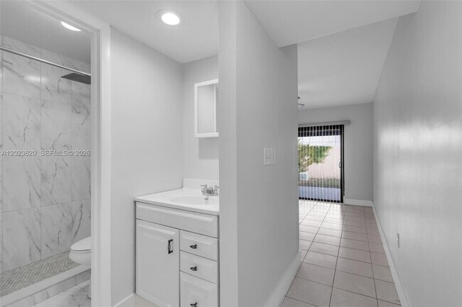 Building Photo - 3815 SW 82nd Ave