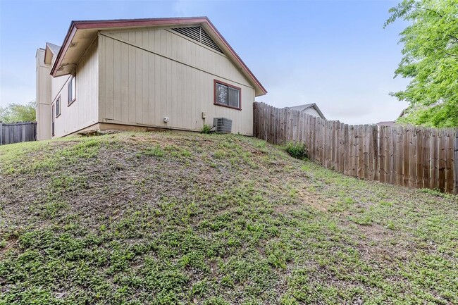 Building Photo - 618 Rollingway Dr