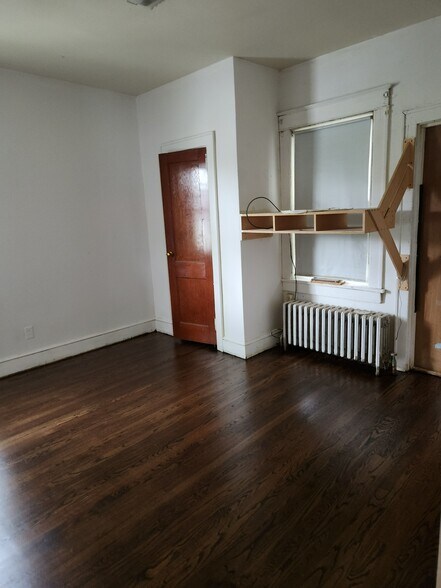 Building Photo - 547 Violet Ave