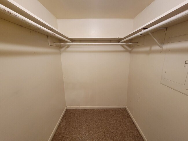 Building Photo - College Station - 2 bedroom - 1.5 Bath dow...