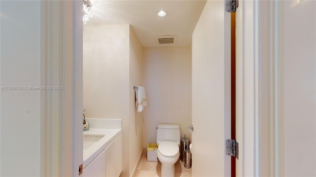 Building Photo - 17001 Collins Ave
