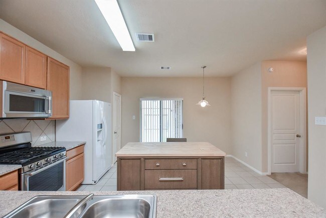 Building Photo - 6127 Carver Pines Dr