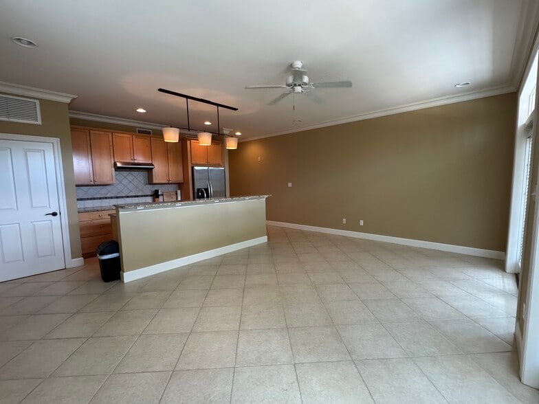 Building Photo - 415 E Romana St