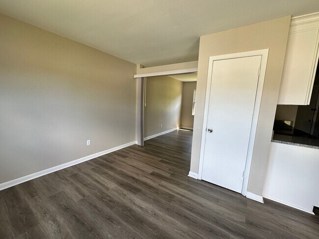 Building Photo - 7580 Bellehaven Dr