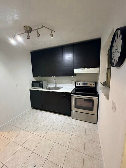 Building Photo - 120 SE 9th Ct