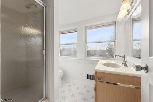 Building Photo - 39 Walnut St