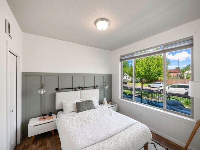 Building Photo - 2423 W Bridge Ave