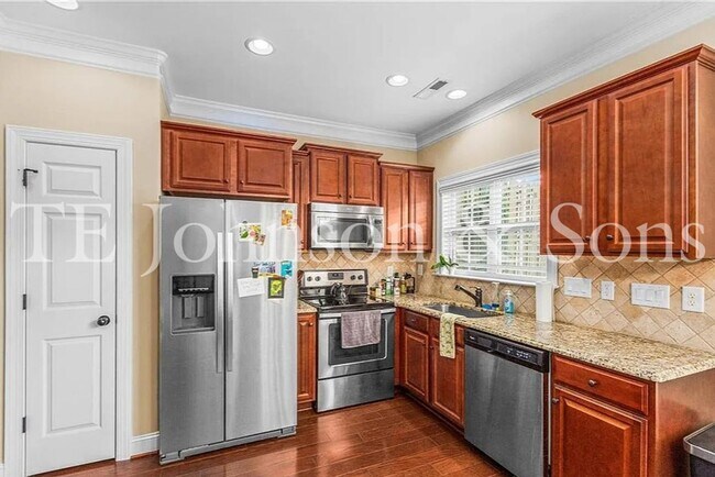 Building Photo - Beautiful 2 Bedroom Townhome with Bonus Room, Garage, and High End Finishes