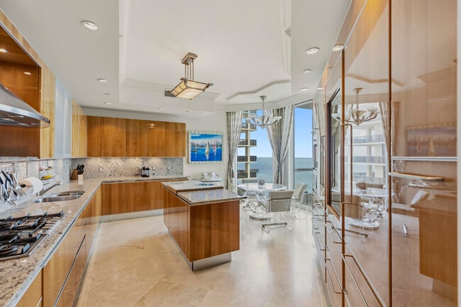 Building Photo - 16051 Collins Ave