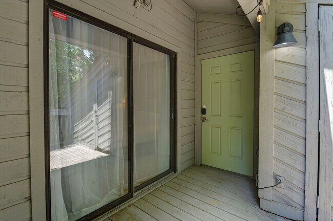 Building Photo - Updated 2BR/2BA Gem Minutes from Downtown Columbia!