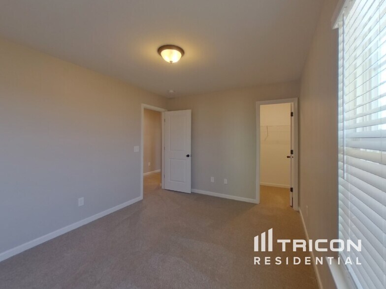 Building Photo - 715 Pollyanna Dr