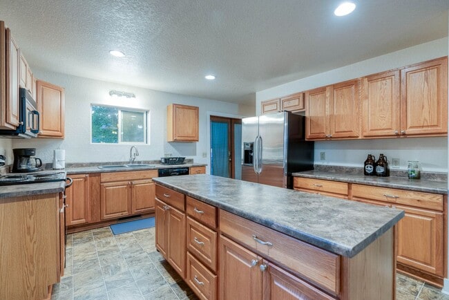 Building Photo - Hot Tub, Heated 3-Car Garage, Pet-Friendly, Enclosed Yard With Privacy Fence