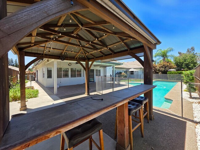 Building Photo - 4 bedroom 2 bathroom with a pool and solar!