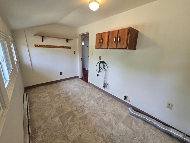 Building Photo - Garland District Home!