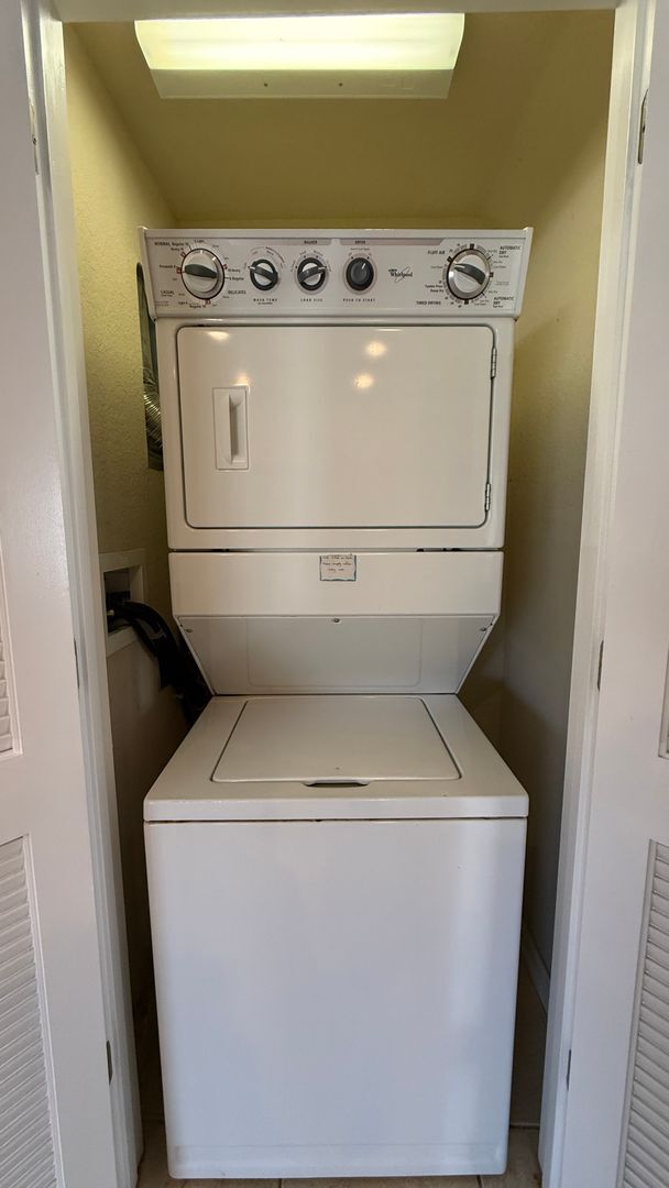 Building Photo - Spacious 4-Bed, 3-Bath End Unit Townhome w...