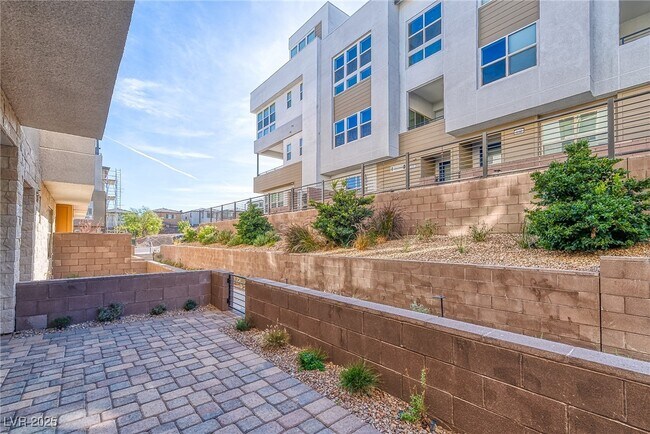 Building Photo - 643 Grey Saker St