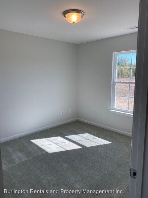 Building Photo - 4 br, 2.5 bath House - 252 Brassfield Dr.