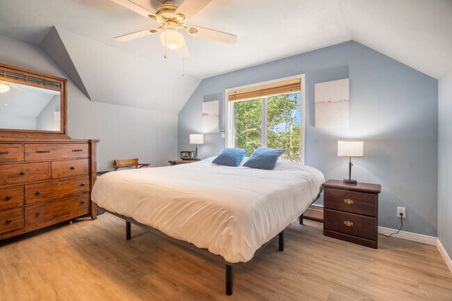 Building Photo - 28 Shoals View Dr