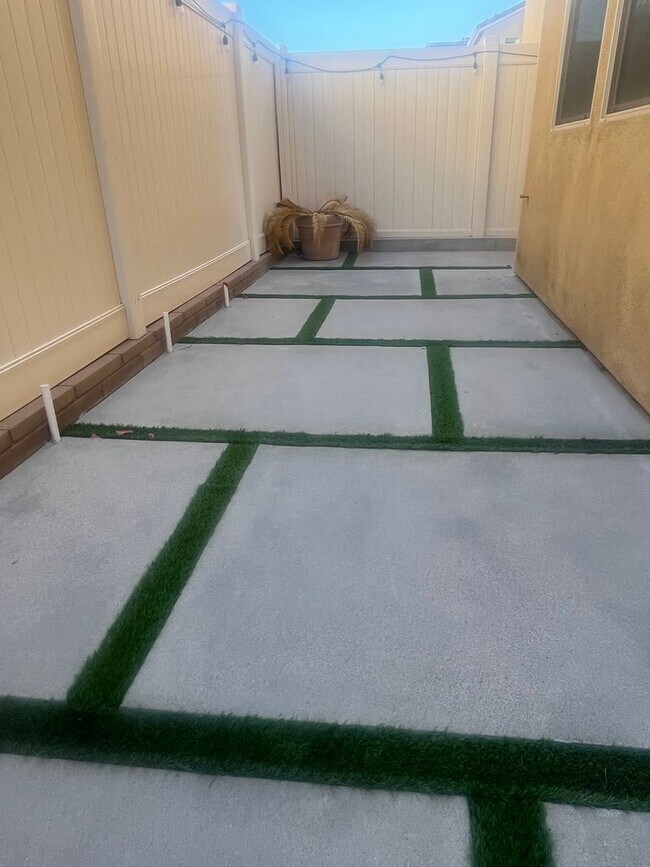 Building Photo - Beautiful Town-Home Bedford Community!