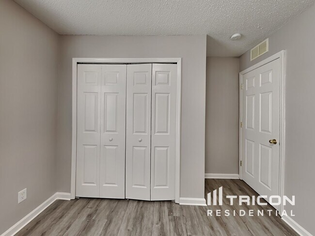 Building Photo - 844 MacKenzie Cir
