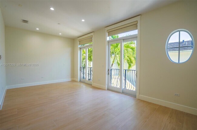 Building Photo - 530 Valencia Ave