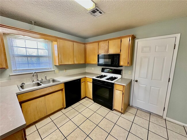 Building Photo - 639 E Hwy 264