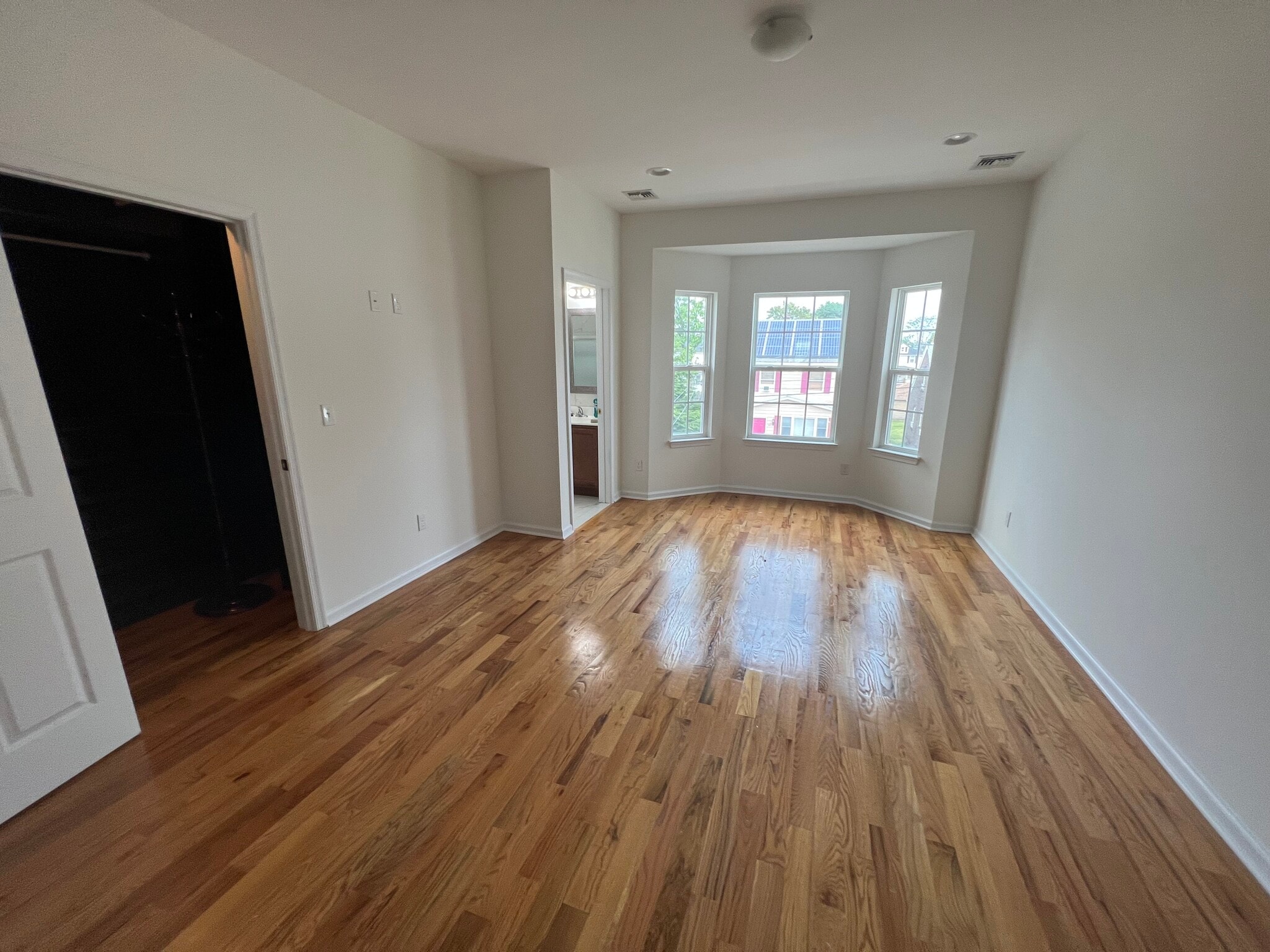 Building Photo - 93 Longfellow St