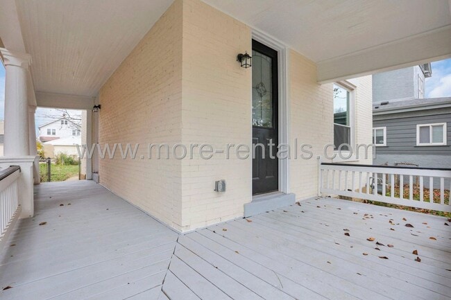 Building Photo - Stunning and move-in ready 3 bdr house