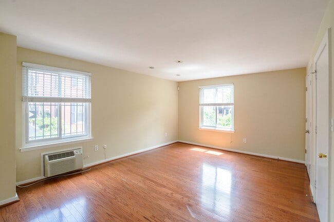 Building Photo - Beautiful Three Bedroom in Washington Square West