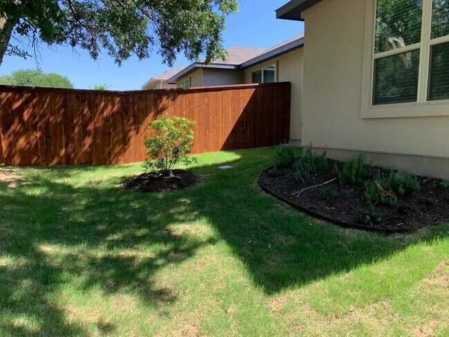 Building Photo - 626 Parkline Dr