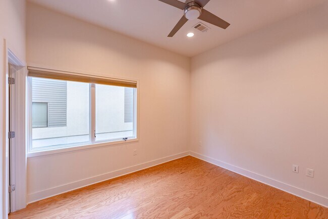 Building Photo - Beautiful South Lamar 2 bed 2 bath Condo!