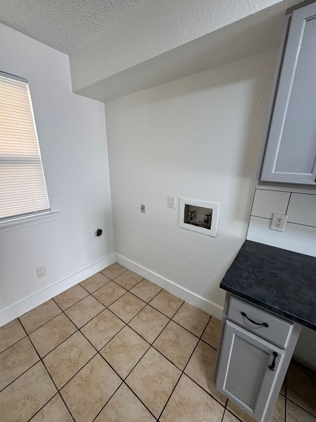 Building Photo - 2105 Giuffrias Ave