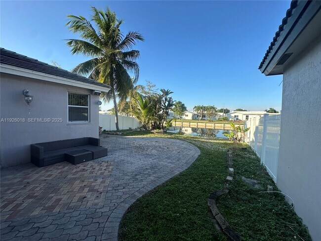 Building Photo - 6839 NW 69th Ct