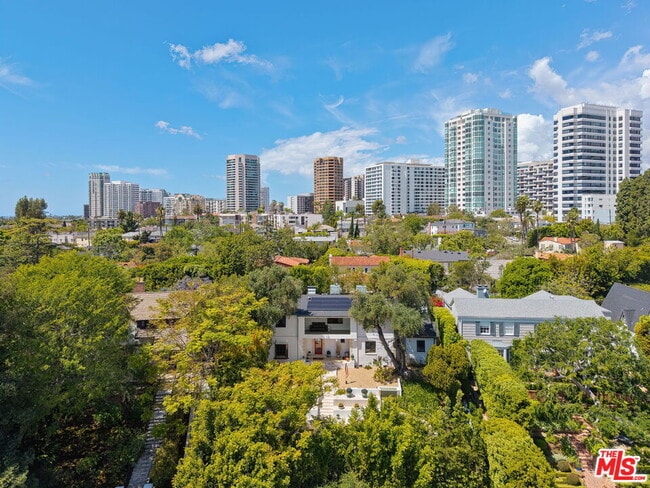 Building Photo - 1323 Club View Dr