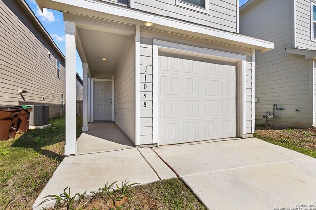 Building Photo - Charming Home Awaits: Spacious & Modern Living in a Prime Location