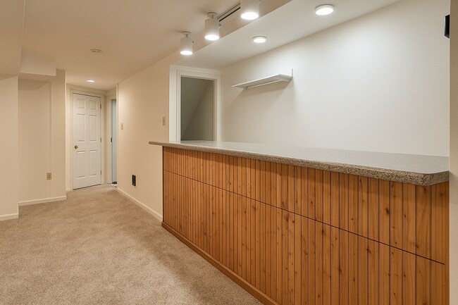 Building Photo - 1585 Pinewind Dr