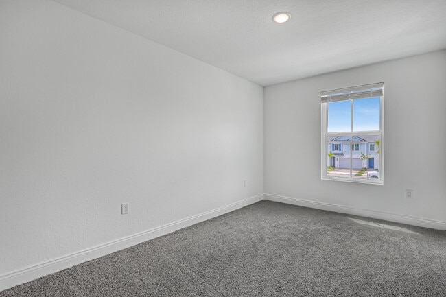 Building Photo - 105 SE Birch Ter