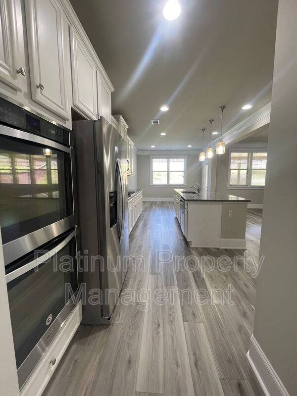 Building Photo - 5180 Mirror Lake Dr