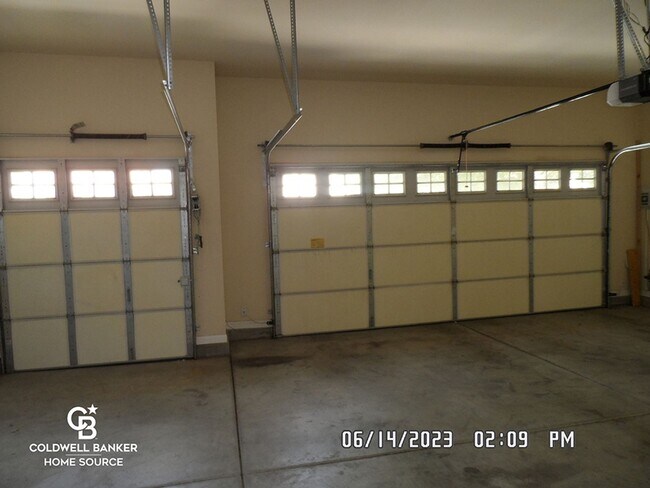 Building Photo - Sun City 55+ Gated Community, Golf Course, Clubhouse, 2 Bedroom, 2.5 Bathrooms, 2.5 Car Garage, 2...