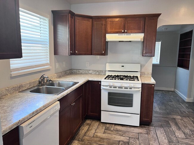 Building Photo - 3 Bedroom, 2 Bath w/ kitchen appliances, l...