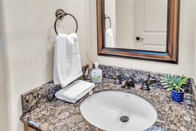 Building Photo - 2318 Camden Dr