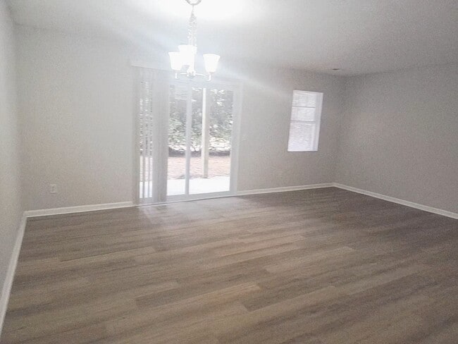 Building Photo - RENT SPECIAL! HAWTHORNE PARK GROUND LEVEL CONDO